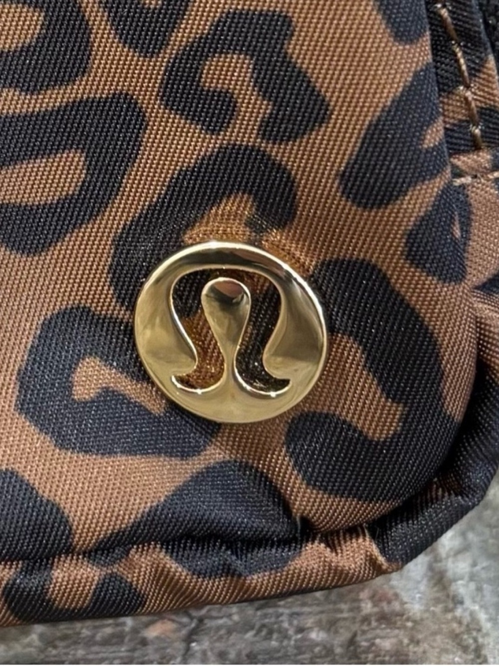 NWT Lululemon Everywhere Sling Bag Small In Leopardo Shift Midi Desert Khaki - Picture 3 of 9